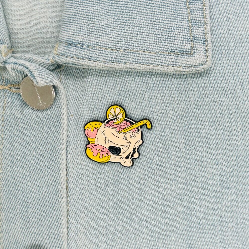 ☀️Oz Enamel Pin Pink Skull Drinking Cocktail Drink Goth Punk Cartoon Brooch New